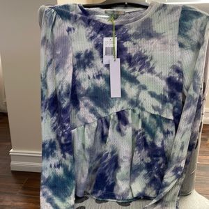 Girls long sleeve top size medium. Long sleeves. Tue due pattern blue coloring